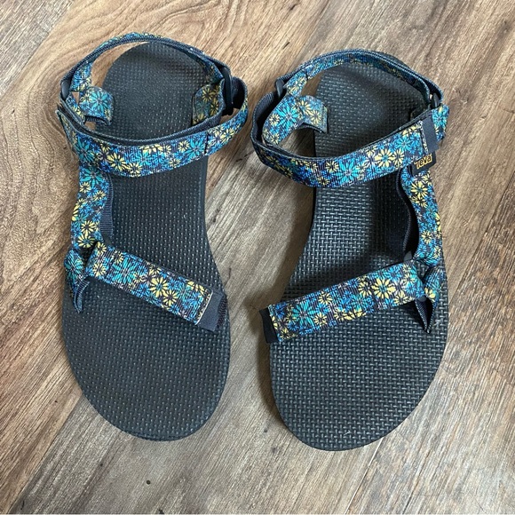 Floral TEVA water proof adjustable straps sandals - Picture 2 of 6